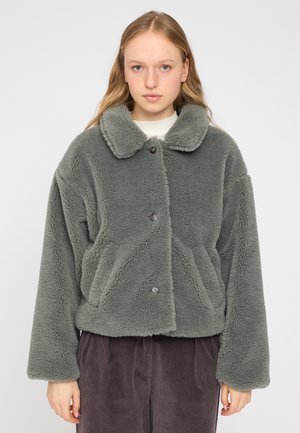 Grau, flauschige, strukturierte Fleecejacke mit Kragen, knopflosem Frontverschluss und Seitentaschen. verfügt über breite, bequeme Ärmel.