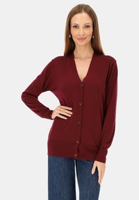 Bordowy sweter rozpinany na guziki z dekoltem w serek, z długimi rękawami i prostym dołem. Miękka w dotyku tkanina o dopasowanym kroju.