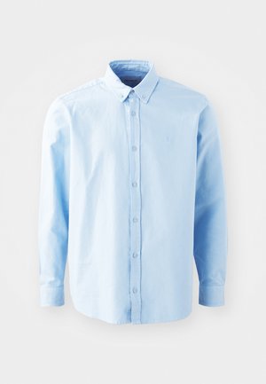 Camicia azzurra a maniche lunghe con colletto a punta, chiusura frontale a bottoni e un piccolo logo sul petto. Realizzata in cotone morbido.