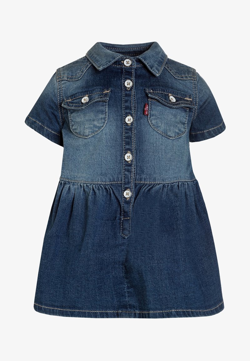 Džínová šaty s krátkými rukávy, zapínání na knoflíky vpředu, dvě náprsní kapsy a nařasená sukně. Tmavě modrá barva s jemným vyblednutím a detaily šití.