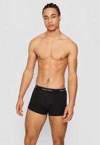 Schwarze Baumwoll-Boxershorts mit einem weichen Bund, der das Calvin Klein-Logo zeigt. Entworfen mit einer enganliegenden Form und minimalen Nähten für optimalen Komfort.