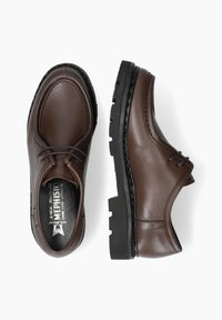 Chaussures en cuir marron avec une finition lisse, dotées d'une pointe arrondie, d'un laçage et d'une semelle en caoutchouc noir texturé épaisse.