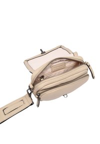 Beige läder crossbody-väska med dubbla blixtlåsfack, slät textur, justerbar rem och minimala sömdetaljer.