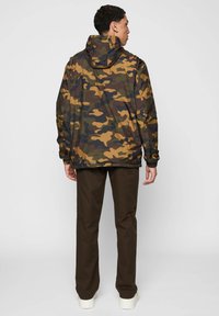 Urban Classics CAMO PULL OVER WINDBREAKER - Vetrovka - wood