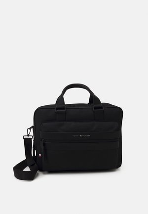 Czarna torba na laptopa Tommy Hilfiger z podwójnymi uchwytami, przednimi kieszeniami na zamek oraz odpinanym paskiem na ramię na białym tle.