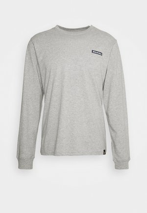 Hellgraues Langarmshirt mit Rundhalsausschnitt, kleinem schwarz-weißem "Dickies"-Logo auf der oberen linken Brustseite und gerippten Bündchen.