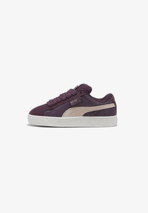 Paarse sneakers van gestructureerd suede en rubbermateriaal, met een beige zijaccent, vetersluiting en een witte rubberen zool.