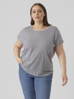 T-shirt rayé bleu marine et blanc, manches courtes, col rond, coupe ample, associé à un jean bleu. Tissu doux avec une chute décontractée.