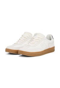 Sneakers bianchi in pelle con suola in gomma color beige chiaro, dotati di lacci tondi, punta rotonda e dettagli testurizzati sulla parte superiore.