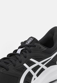 ASICS JOLT 4 - Chaussures de running sur route - black/white