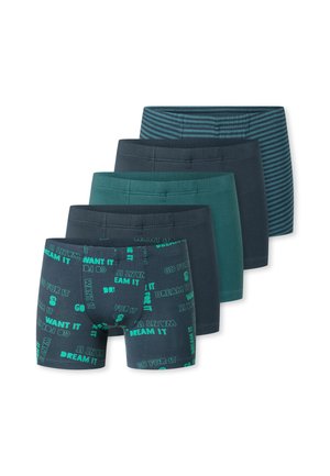 Cinq paires de boxers pour garçons dans des tons bleus et verts, dont une avec des motifs textuels motivants, les autres unis ou rayés, disposées en rangée décalée.
