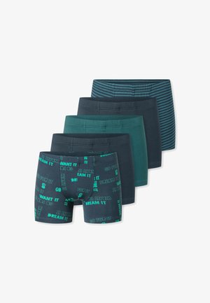 Cinq paires de boxers pour garçons dans des tons bleus et verts, dont une avec des motifs textuels motivants, les autres unis ou rayés, disposées en rangée décalée.