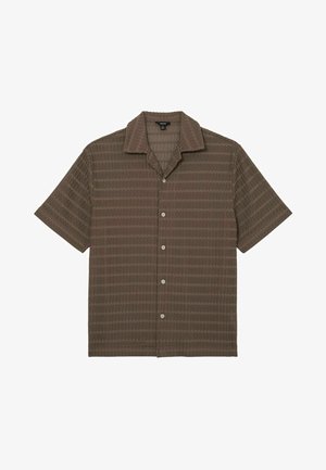 Chemise marron à manches courtes avec boutons, motif tricoté en zigzag texturé et col camp, posée à plat sur fond blanc.