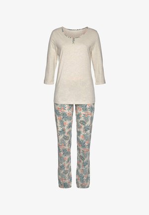 Helles beige Langarmoberteil mit einem blumenverzierten Rundhalsausschnitt, kombiniert mit hellen Hosen im grünen und pinken tropischen Blattmuster.