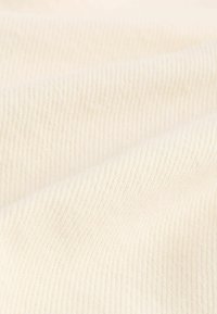 Tissu beige clair avec une texture côtelée, présentant des lignes subtiles et une finition lisse, idéal pour les applications vestimentaires ou de rembourrage.