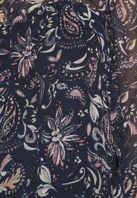 Tessuto blu navale con un motivo floreale e paisley in tonalità di rosa e verde. Presenta una superficie testurizzata con dettagli intricati e swirl.