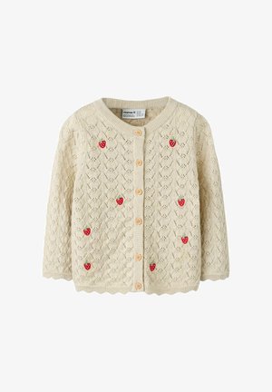 Cardigan bébé en maille crème avec fermeture par boutons et petites broderies de fraises rouges disséminées sur le devant et les manches.