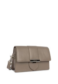 Borsa a mano in pelle beige con una forma strutturata, tracolla regolabile, pattina pieghevole e dettagli in metallo di colore argento.