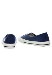 Scarpe slip-on in tela blu navy con suola in gomma bianca, dotate di punta rotonda e accenti elastici laterali per una facile vestibilità.