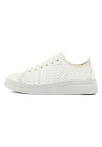 Sneakers bianchi in pelle con motivo perforato, punta tonda e suola piatta bianca. Presentano sei asole per i lacci e dettagli di cucitura sottili.