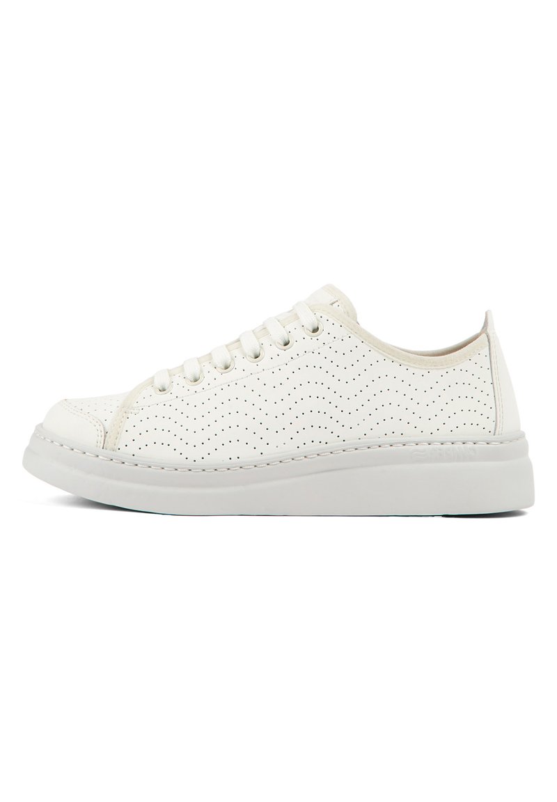 Sneakers bianchi in pelle con motivo perforato, punta tonda e suola piatta bianca. Presentano sei asole per i lacci e dettagli di cucitura sottili.
