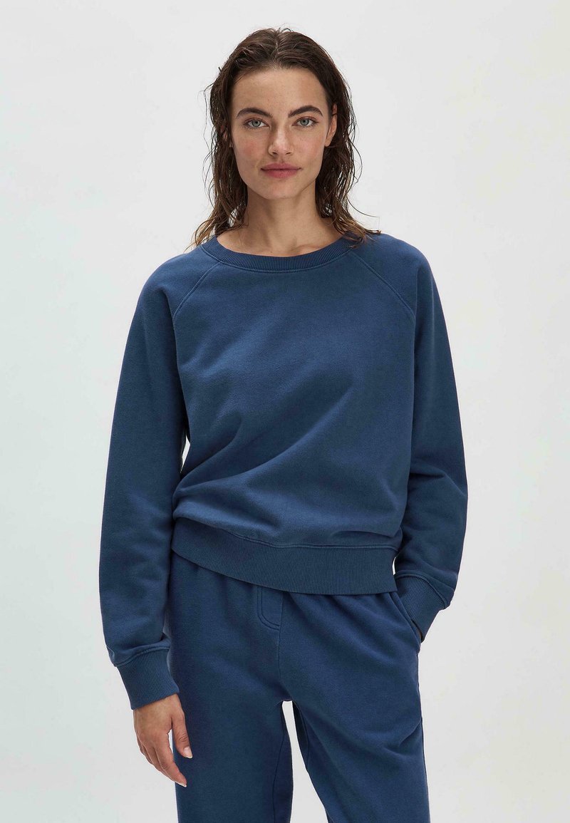 Felpa blu navy con scollo.rotondo, maniche raglan e orlo a costine. Realizzata in materiale morbido e strutturato, presenta una vestibilità comoda.