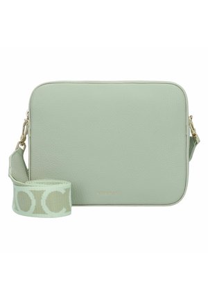 Mintgrünes Leder-Crossbody-Tasche mit glatter Textur, rechteckiger Form, goldenen Hardware-Akzenten und einem gemusterten, verstellbaren Riemen.