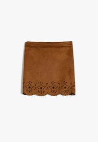 Brun faux suede nederdel med en bølget kant, der har sorte stjerne- og prik-perforeringer langs bunden. Ingen synlige hardware-detaljer.
