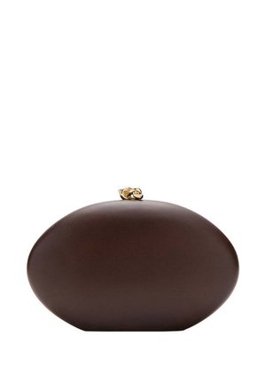 Glatte dunkelbraune ovale Clutch mit kleinem goldenen gedrehten Verschluss oben, vor weißem Hintergrund.