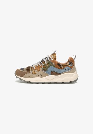 Sneaker multicolore con tomaia in tessuto dalla texture, con accenti marroni, verdi e blu, suola imbottita e linguetta del tallone rinforzata.