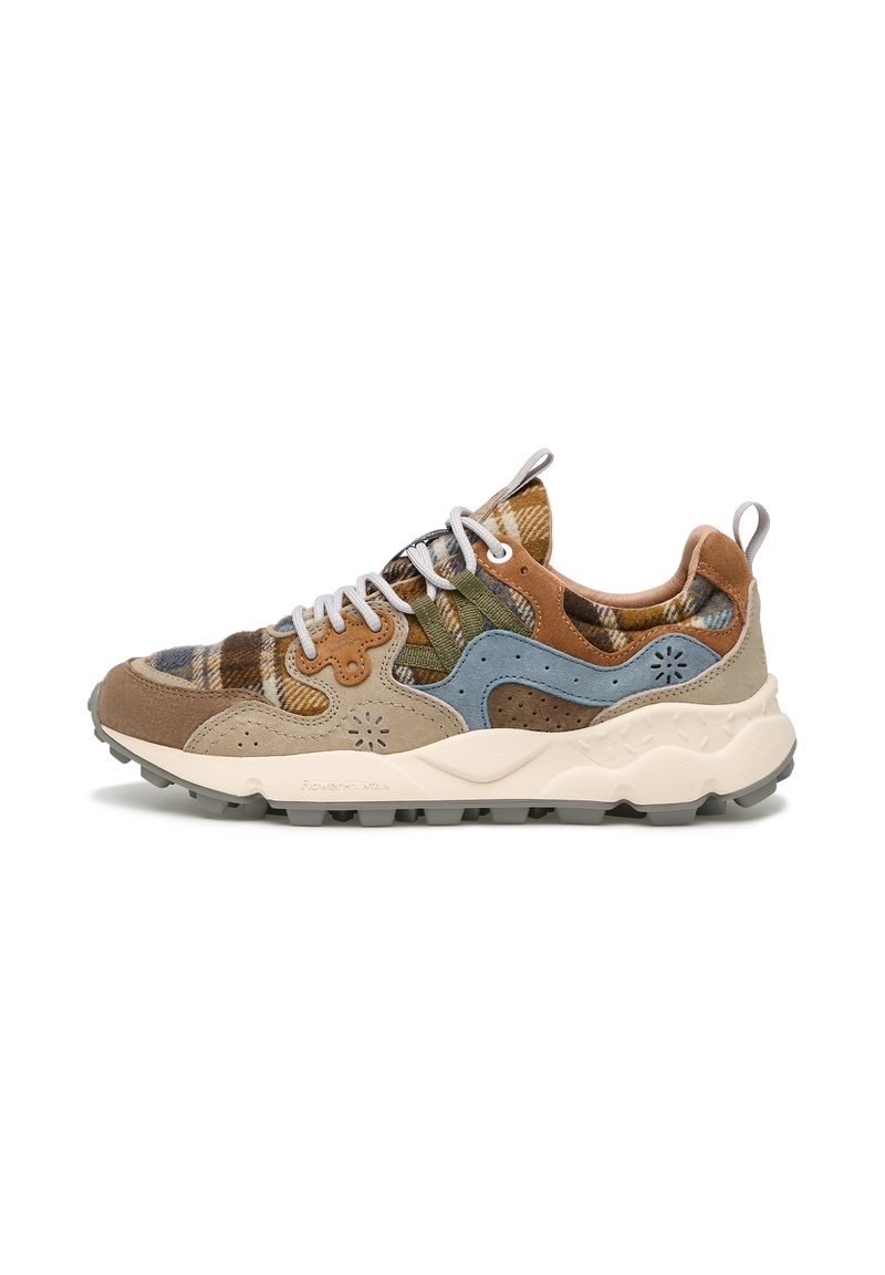 Sneaker multicolore con tomaia in tessuto dalla texture, con accenti marroni, verdi e blu, suola imbottita e linguetta del tallone rinforzata.