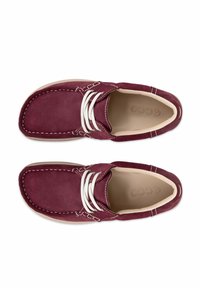 Paire de mocassins en daim bordeaux avec lacets blancs et doublure intérieure beige, vus de dessus sur un fond blanc.