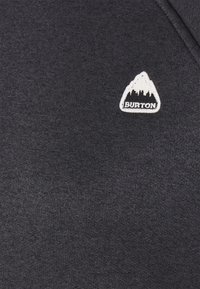 Sudadera de color gris oscuro con un pequeño logo blanco de montaña y el texto "BURTON" en la parte inferior. La textura parece suave y de punto.