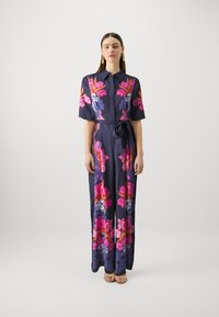 Marineblå lang kjole med korte ermer som har livlige blomster mønstre i rosa og blå, belte i midjen med en jevn tekstur.