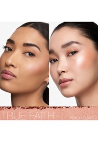 Deux femmes à la peau lisse et lumineuse portant un maquillage aux tons pêche montrées côte à côte avec le texte "True Faith Peach Quartz" en dessous.