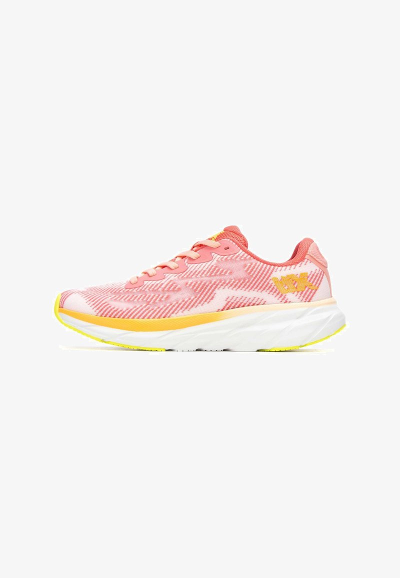 Chaussures de sport légères avec une tige en mesh à motif rose, des accents jaunes et une semelle blanche texturée avec une semelle extérieure jaune vif.