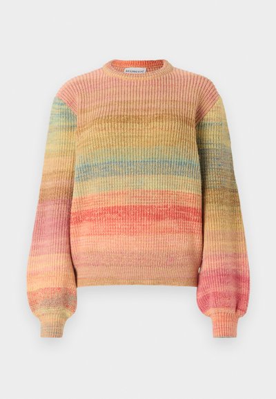 Pull en tricot avec une texture côtelée et des rayures dégradées en rose, jaune et bleu, avec un col rond et des manches légèrement bouffantes.