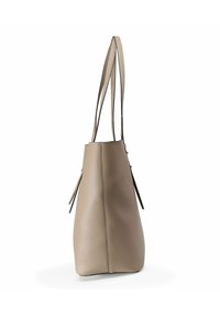 Beige leren shopper met een gestructureerde vorm, twee lange hengsels en minimale stiksels. Heeft zijflappen en een gladde textuur.