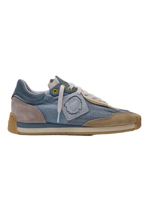 Zapatilla informal con tela azul, detalles en ante beige y marrón, cordones de color blanco roto, ojetes amarillos y un parche cosido en el lateral.