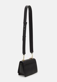 Zwarte leren crossbody tas met verstelbare brede schouderband en goudkleurige hardware, met een gestructureerde flap en een gladde body.