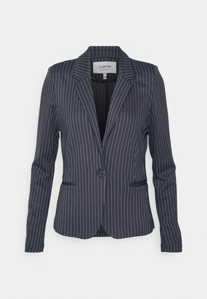 Granatowa marynarka w prążki z dwoma guzikami, wyciętym kołnierzem i kieszeniami z przodu. Wykonana z gładkiego materiału w dopasowanym kroju.