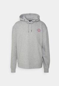 Grauer Kapuzenpullover aus weichem Stoff, mit einer regulierbaren Kapuze, gerippten Bündchen und einem grafischen Design in Rot und Blau auf der Brust.