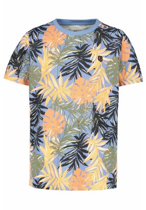 Camiseta de manga corta con fondo azul y un estampado de hojas tropicales coloridas en naranja, amarillo, verde y negro.