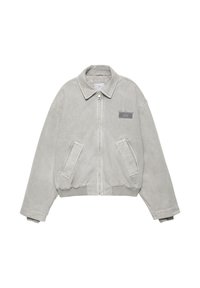 Graue Jeansjacke mit durchgehendem Reißverschluss, spitzem Kragen, zwei seitlichen Taschen und einem kleinen Logo-Patch auf der linken Brust. Weiche, strukturierte Oberfläche.