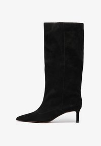Stivale alto in suede nero con punta affusolata e tacco a stiletto sottile. Presenta cuciture minime e una superficie liscia in tutto il suo corpo.