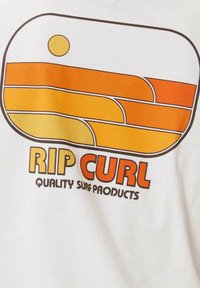 Hvid bomulds t-shirt med et retro-inspireret grafisk design i orange og gult, som viser en solnedgang og bølger, med teksten "RIP CURL" under.