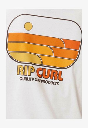 T-shirt en coton blanc avec un graphique de style vintage en orange et jaune représentant un coucher de soleil et des vagues, avec le texte "RIP CURL" en dessous.