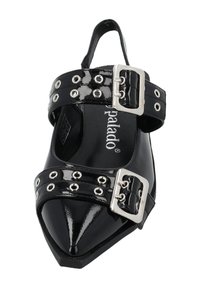 Scarpa in vernice nera con punta affilata, caratterizzata da due larghe cinghie con hardware argentato e ritagli circolari.