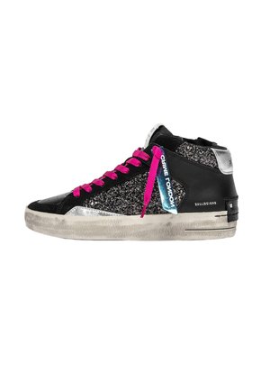 Sneaker alta con tomaia in pelle nera, pannelli laterali glitterati, lacci rosa, dettagli argentati e suola in gomma texturizzata.