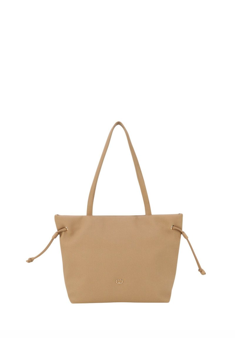 Beige skuldertaske lavet af stof med to lange håndtag, snøring og et diskret logo prægede på forsiden.